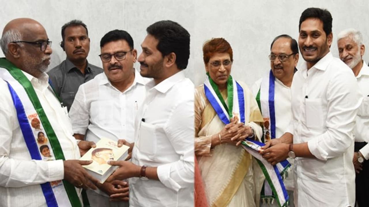 వైసీపీలో చేరిన డొక్కా, మరో మాజీ ఎమ్మెల్యే: ఒక్కరోజే టీడీపీకి రెండు షాకులు వైసీపీలో చేరిన డొక్కా, మరో మాజీ ఎమ్మెల్యే: ఒక్కరోజే టీడీపీకి రెండు షాకులు