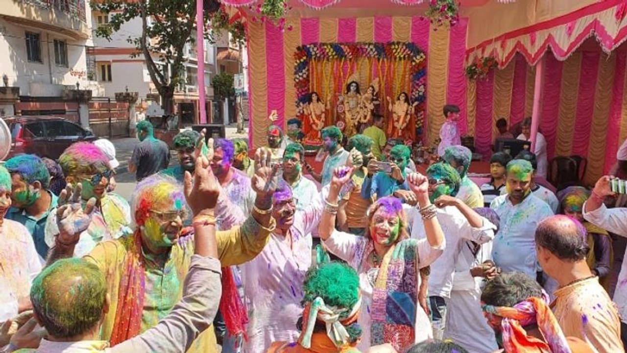 রাধাকৃষ্ণের আরাধনার মাধ্য়মে শুরু বসন্ত উৎসব, মেতে উঠল কলকাতার সমাজসেবী সংঙ্ঘ রাধাকৃষ্ণের আরাধনার মাধ্য়মে শুরু বসন্ত উৎসব, মেতে উঠল কলকাতার সমাজসেবী সংঙ্ঘ