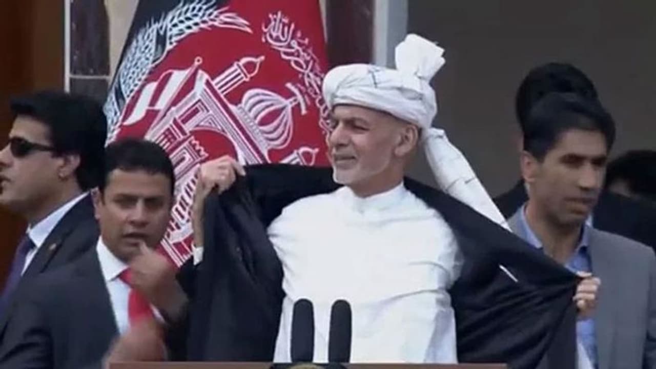 அடுத்தடுத்து குண்டு வெடிப்பு... ஓடாமல் ஒளியாமல் தில்லாக பதவியேற்ற அதிபர் வீடியோ...! அடுத்தடுத்து குண்டு வெடிப்பு... ஓடாமல் ஒளியாமல் தில்லாக பதவியேற்ற அதிபர் வீடியோ...!