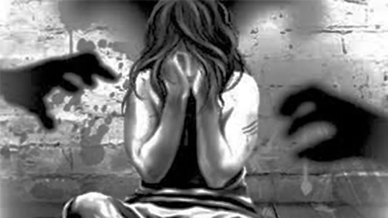 छठवीं की दो छात्राओं से शिक्षक करता था घिनौना काम, संबंध नहीं बनाने पर देता था परिणाम भुगतने की चेतावनी