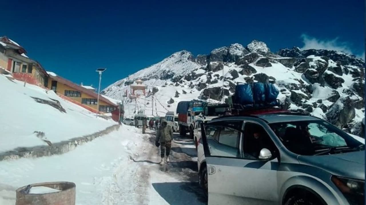অরুণাচলে তুষার ঝড়, রাতারাতি ৩৯০ জন পর্যটককে উদ্ধার করল ভারতীয় সেনা অরুণাচলে তুষার ঝড়, রাতারাতি ৩৯০ জন পর্যটককে উদ্ধার করল ভারতীয় সেনা