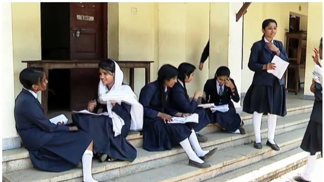 എസ്എസ്എൽസി, ഹയർ സെക്കൻഡറി പരീക്ഷകൾ ഇന്നുമുതൽ; കൊറോണ നിരീക്ഷണത്തിലുള്ള വിദ്യാർത്ഥികൾക്ക് സേ പരീക്ഷ