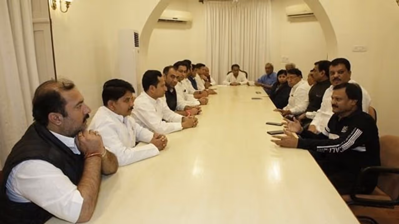 20 அமைச்சர்கள் கூண்டோடு ராஜினாமா... அதிர்ச்சியில் காங்கிரஸ்... மகிழ்ச்சியில் பாஜக..!