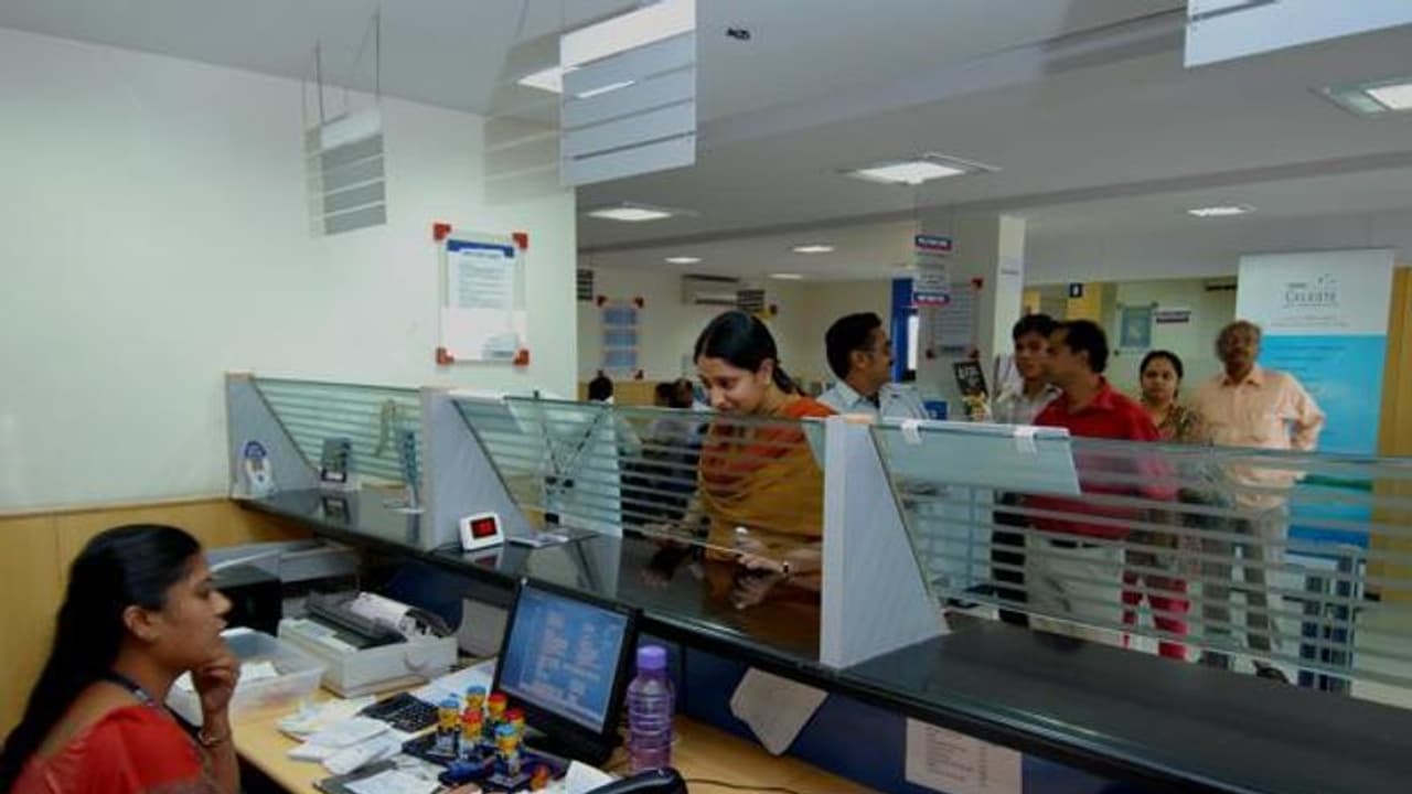 ഇടുക്കിയിൽ നേരിട്ടുള്ള ബാങ്കിടപാടുകൾക്ക് നിയന്ത്രണം; വ്യാപാര നിയന്ത്രണം മൂന്നാറിൽ മാത്രം