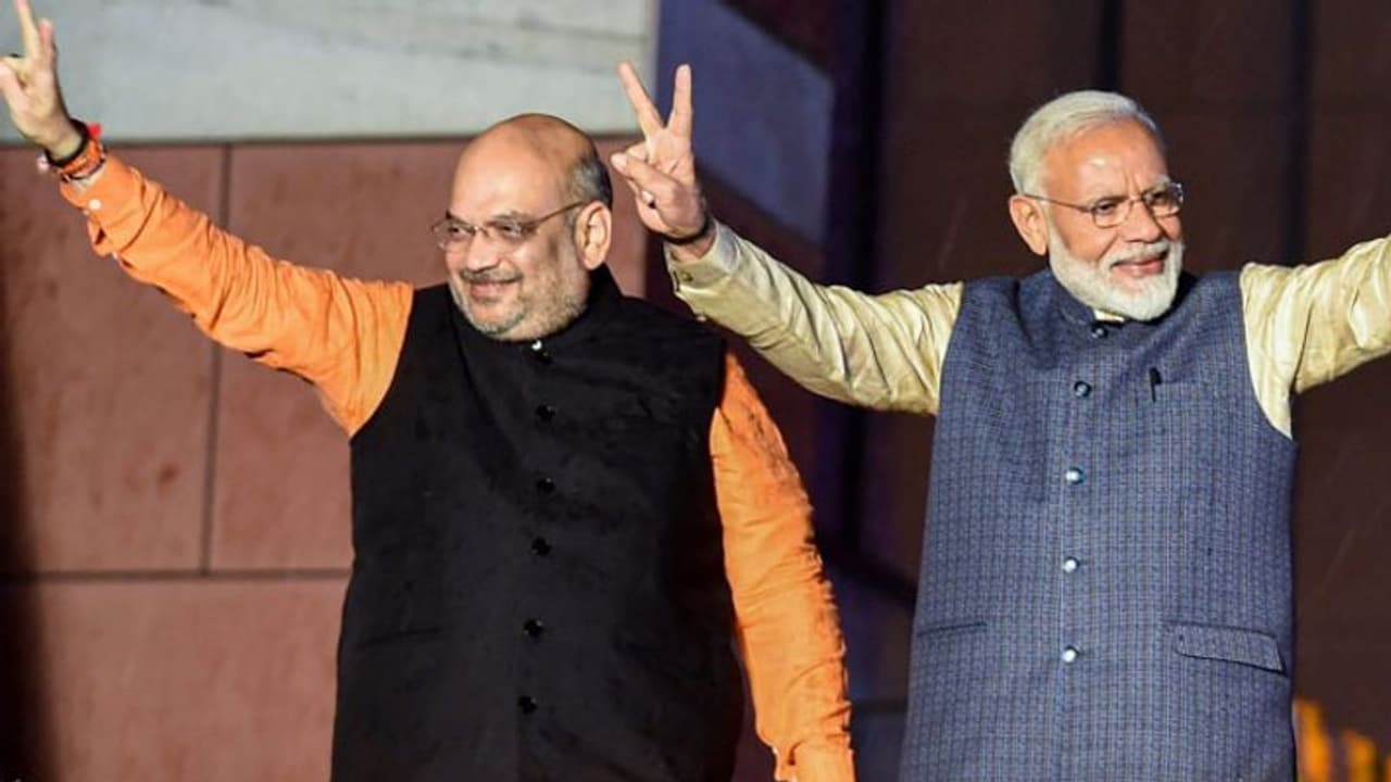 அமித்ஷாவின் ஆட்டத்தை சமாளிக்க முடியாத காங்கிரஸ்... கர்நாடகாவை போல ம.பி.யில் ஆட்சி மாற்றம்..? அமித்ஷாவின் ஆட்டத்தை சமாளிக்க முடியாத காங்கிரஸ்... கர்நாடகாவை போல ம.பி.யில் ஆட்சி மாற்றம்..?