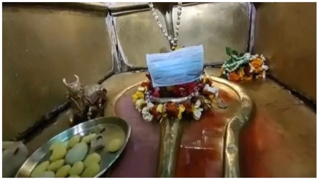 கொரோனா வைரஸால் பீதி... சாமி சிலைகளுக்கு மாஸ்க் அணிவித்த அர்ச்சகர்..!