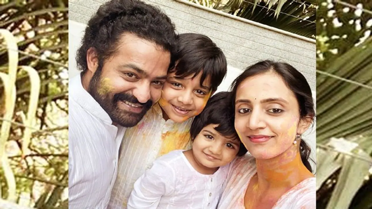 హోలీ స్పెషల్.. జూనియర్ ఎన్టీఆర్ ఫ్యామిలీ పిక్ వైరల్! హోలీ స్పెషల్.. జూనియర్ ఎన్టీఆర్ ఫ్యామిలీ పిక్ వైరల్!