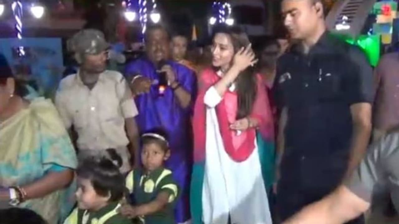 করোনা সচেতনতায় পার্কে মিমি, বাচ্চাদের সঙ্গে খেলতে খেলতেই দিলেন সুরক্ষার পরামর্শ