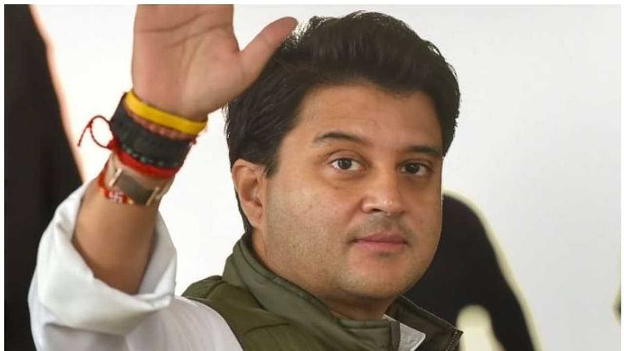 നിര്‍ണായക നീക്കത്തിലൂടെ അമ്മൂമ്മ വിജയരാജെ സിന്ധ്യയുടെ 'സ്വപ്നം' ജ്യോതിരാദിത്യ സാക്ഷാത്കരിക്കുമോ?