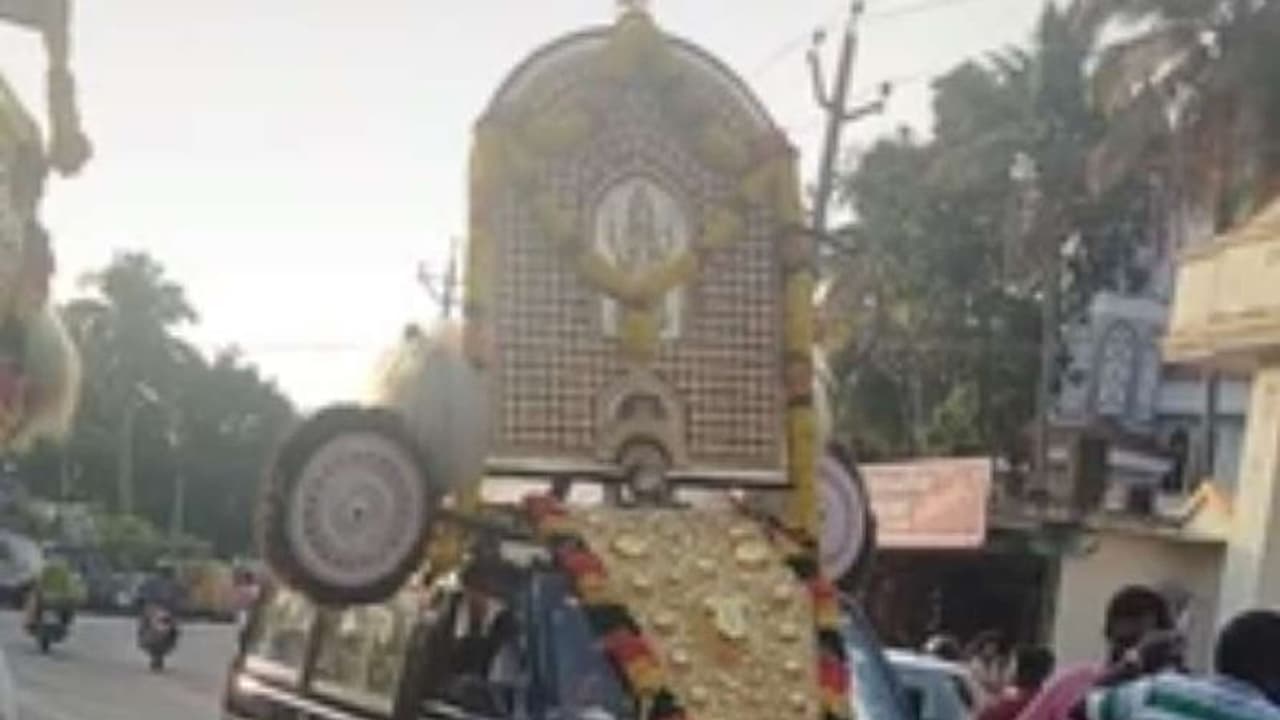 തിടമ്പേറ്റേണ്ട ആനക്ക് 'പിണക്കം'; ഒടുവില് നെറ്റിപ്പട്ടംകെട്ടി തിടമ്പേറ്റിയത് മാരുതി ഓംനി! തിടമ്പേറ്റേണ്ട ആനക്ക് 'പിണക്കം'; ഒടുവില് നെറ്റിപ്പട്ടംകെട്ടി തിടമ്പേറ്റിയത് മാരുതി ഓംനി!