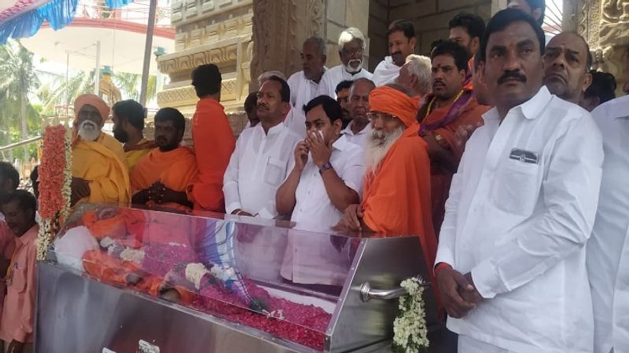 ಲಿಂಗದಲ್ಲಿ ಲೀನರಾದ ನಡೆದಾಡುವ ದೇವರು ಮಾಣಿಕೇಶ್ವರಿ ಅಮ್ಮ: 8 ಲಕ್ಷ ಭಕ್ತರಿಂದ ಅಂತಿಮ ದರ್ಶನ