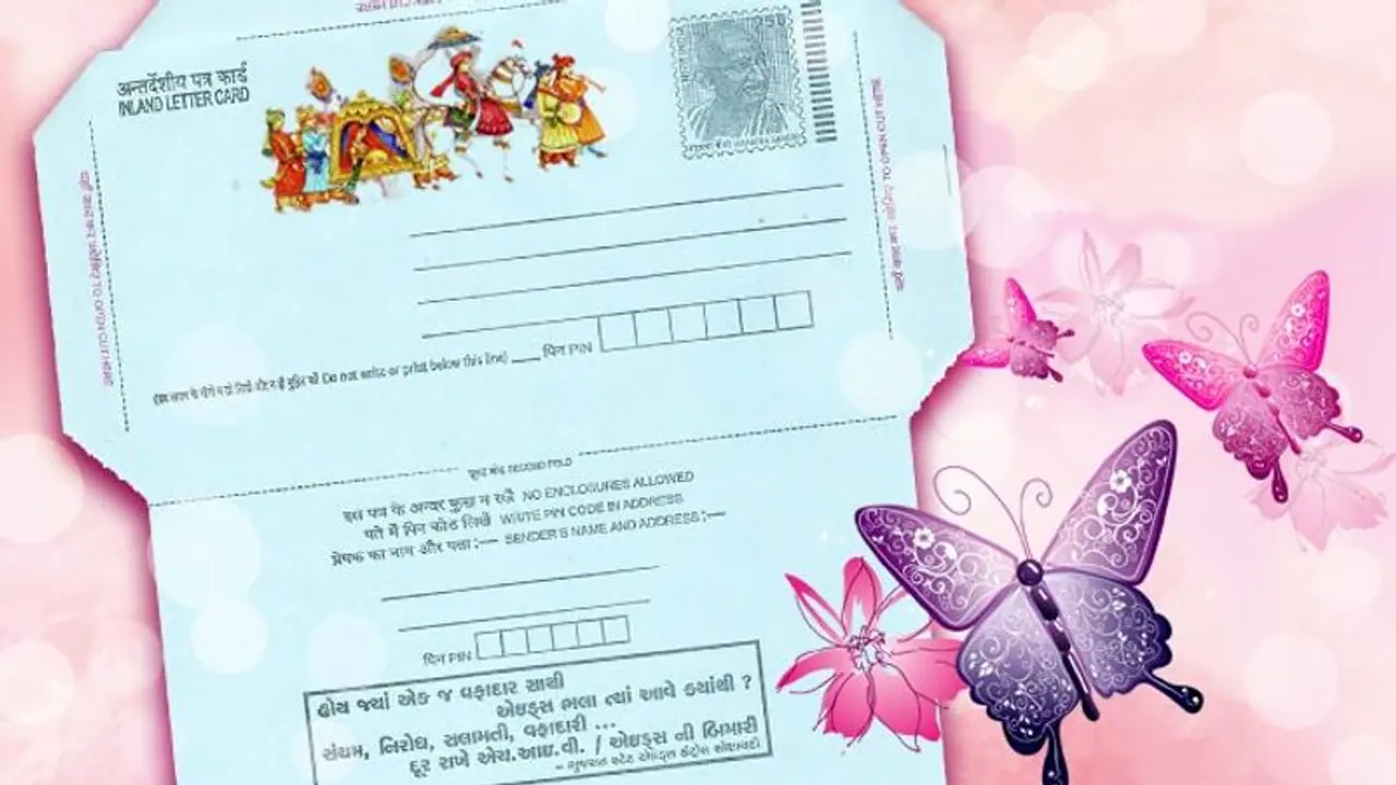 ছেলের বিয়ে উপলক্ষ্যে দেড়হাজার ইনল্যান্ড লেটার বিলি করছেন বাবা, ফিরে আসছে কি চিঠির যুগ