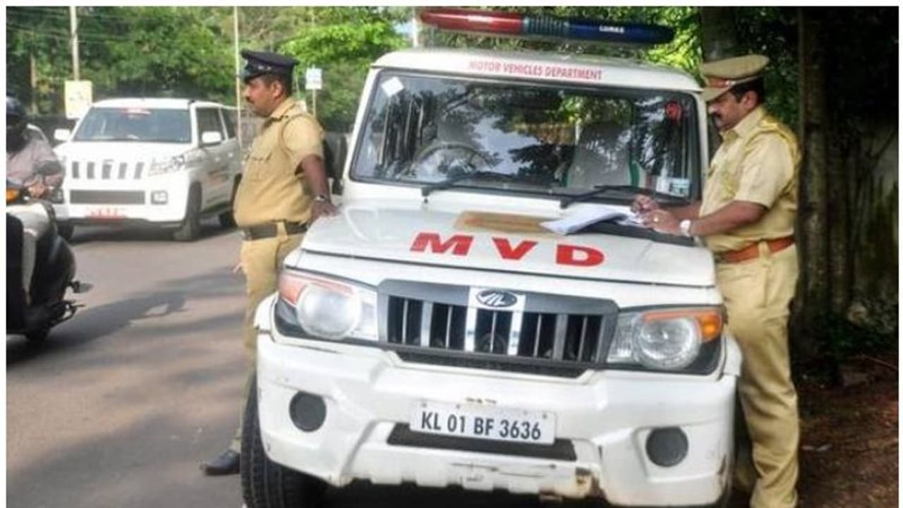 'ഒരു കൈയ്യില്‍ മൊബൈല്‍, മറ്റേ കൈയ്യില്‍ വെള്ളക്കുപ്പി'; സ്വകാര്യ ബസ് ഡ്രൈവറുടെ ലൈസന്‍സ് തെറിച്ചു