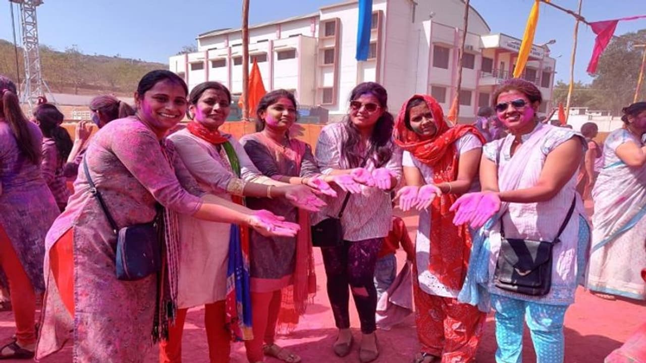 ಕೊರೋನಾ ಭೀತಿ ಮಧ್ಯೆ ಜಮಖಂಡಿಯಲ್ಲಿ ಸಂಭ್ರಮದ ಹೋಳಿ ಹಬ್ಬ ಕೊರೋನಾ ಭೀತಿ ಮಧ್ಯೆ ಜಮಖಂಡಿಯಲ್ಲಿ ಸಂಭ್ರಮದ ಹೋಳಿ ಹಬ್ಬ