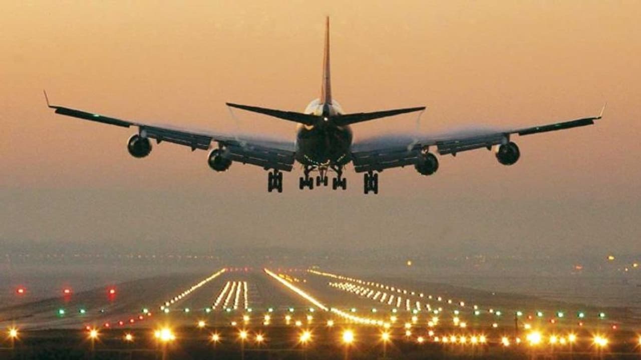 ആളുകള് വിമാന യാത്രകള് ഒഴിവാക്കുന്നു, ബുക്കിങുകളില് വന് ഇടിവ് നേരിട്ട് വിമാനക്കമ്പനികള് ആളുകള് വിമാന യാത്രകള് ഒഴിവാക്കുന്നു, ബുക്കിങുകളില് വന് ഇടിവ് നേരിട്ട് വിമാനക്കമ്പനികള്