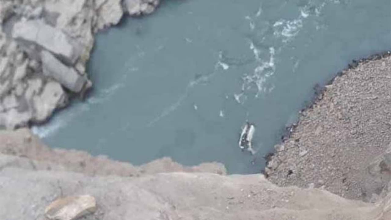 தாறுமாறாக சென்று பள்ளத்தாக்கில் கவிழ்ந்த பேருந்து..! 25 பேர் உடல் சிதறி பலி..! தாறுமாறாக சென்று பள்ளத்தாக்கில் கவிழ்ந்த பேருந்து..! 25 பேர் உடல் சிதறி பலி..!