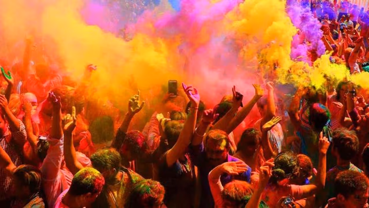 കഞ്ചാവുചെടിയുടെ ഇലയിൽ നിന്നുണ്ടാക്കുന്ന 'ഭാംഗ്' എന്ന ലഹരിപാനീയം ഹോളി ആഘോഷങ്ങളുടെ ഭാഗമായി മാറിയതെങ്ങനെ ?