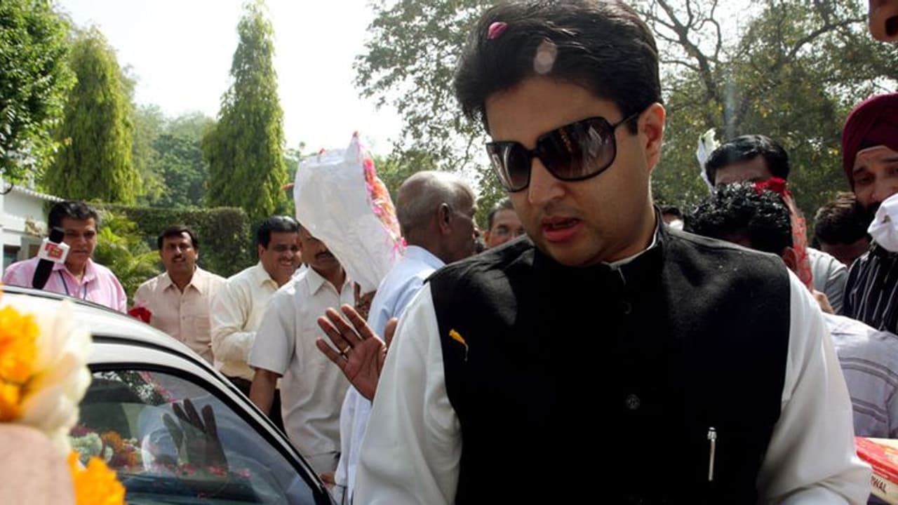 दिग्विजय ने लगाया था हॉर्स ट्रेडिंग का आरोप, 8 दिन में ऐसे बदला खेल, सिंधिया ने छोड़ दी कांग्रेस दिग्विजय ने लगाया था हॉर्स ट्रेडिंग का आरोप, 8 दिन में ऐसे बदला खेल, सिंधिया ने छोड़ दी कांग्रेस