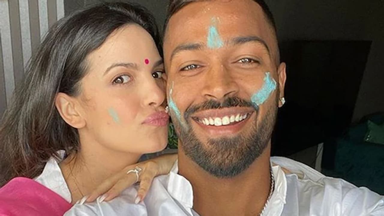 కాబోయే శ్రీమతితో హార్డిక్ పాండ్యా హోలీ సంబరాలు కాబోయే శ్రీమతితో హార్డిక్ పాండ్యా హోలీ సంబరాలు