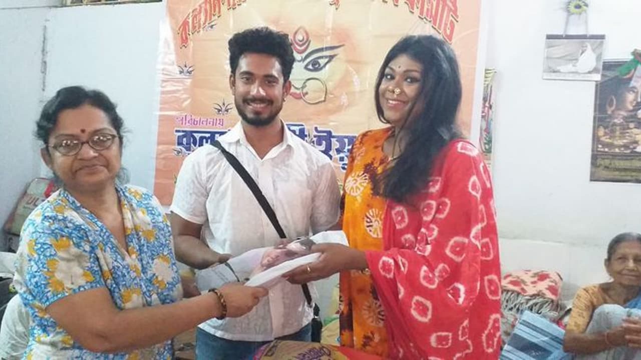 বৃদ্ধাশ্রমে সারাবছরই বড় বেরঙিন কাটে ওঁদের , মেঘ সায়ন্তনীরা ভুলিয়ে দিলেন সব কষ্ট বৃদ্ধাশ্রমে সারাবছরই বড় বেরঙিন কাটে ওঁদের , মেঘ সায়ন্তনীরা ভুলিয়ে দিলেন সব কষ্ট