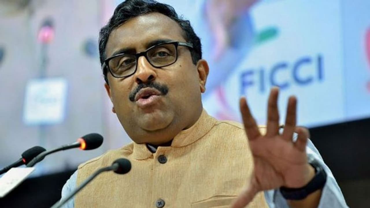 కేసీఆర్ ను టార్గెట్ చేసిన బిజెపి: రాంమాధవ్ సంచలన వ్యాఖ్యలు కేసీఆర్ ను టార్గెట్ చేసిన బిజెపి: రాంమాధవ్ సంచలన వ్యాఖ్యలు