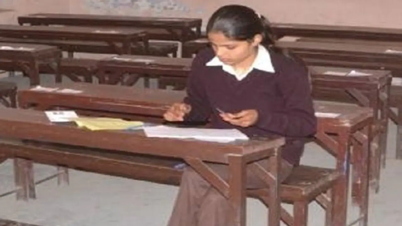 ಪರೀಕ್ಷೆ ಬರೆದ ಏಕೈಕ ವಿದ್ಯಾರ್ಥಿನಿ : ಕರ್ತವ್ಯ ನಿರ್ವಹಿಸಿದ್ದು18 ಸಿಬ್ಬಂದಿ ಪರೀಕ್ಷೆ ಬರೆದ ಏಕೈಕ ವಿದ್ಯಾರ್ಥಿನಿ : ಕರ್ತವ್ಯ ನಿರ್ವಹಿಸಿದ್ದು18 ಸಿಬ್ಬಂದಿ