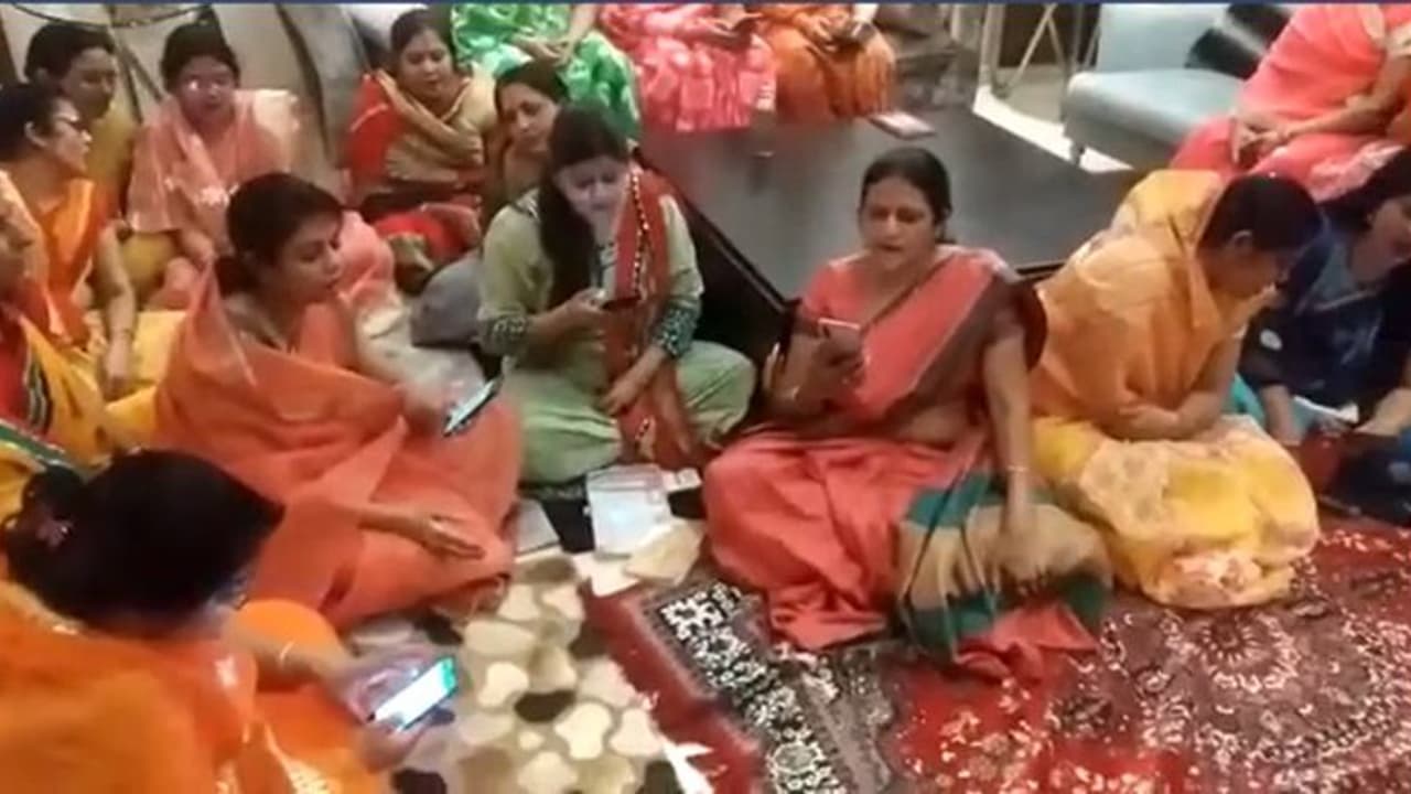 'ഞങ്ങൾ പ്യുവർ വെജിറ്റേറിയൻസാണ്, കൊറോണേ നീ ഓടിപ്പോ..!' വൈറലായി രാജസ്ഥാനി വനിതകളുടെ സംഘഗാനം 'ഞങ്ങൾ പ്യുവർ വെജിറ്റേറിയൻസാണ്, കൊറോണേ നീ ഓടിപ്പോ..!' വൈറലായി രാജസ്ഥാനി വനിതകളുടെ സംഘഗാനം