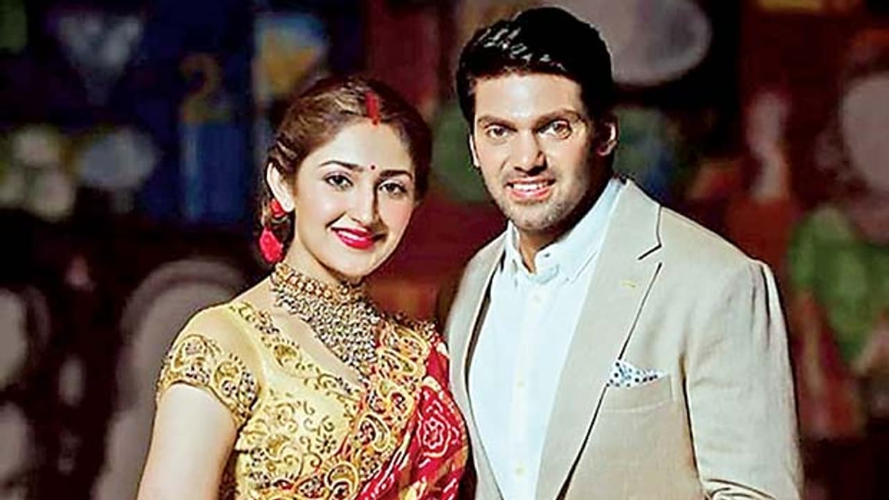 முதலாம் ஆண்டு திருமண கொண்டாட்டம்! ஆர்யாவுடன் நெருக்கமாக இருக்கும் ரொமான்டிக் போட்டோவை வெளியிட்ட சாயிஷா! முதலாம் ஆண்டு திருமண கொண்டாட்டம்! ஆர்யாவுடன் நெருக்கமாக இருக்கும் ரொமான்டிக் போட்டோவை வெளியிட்ட சாயிஷா!