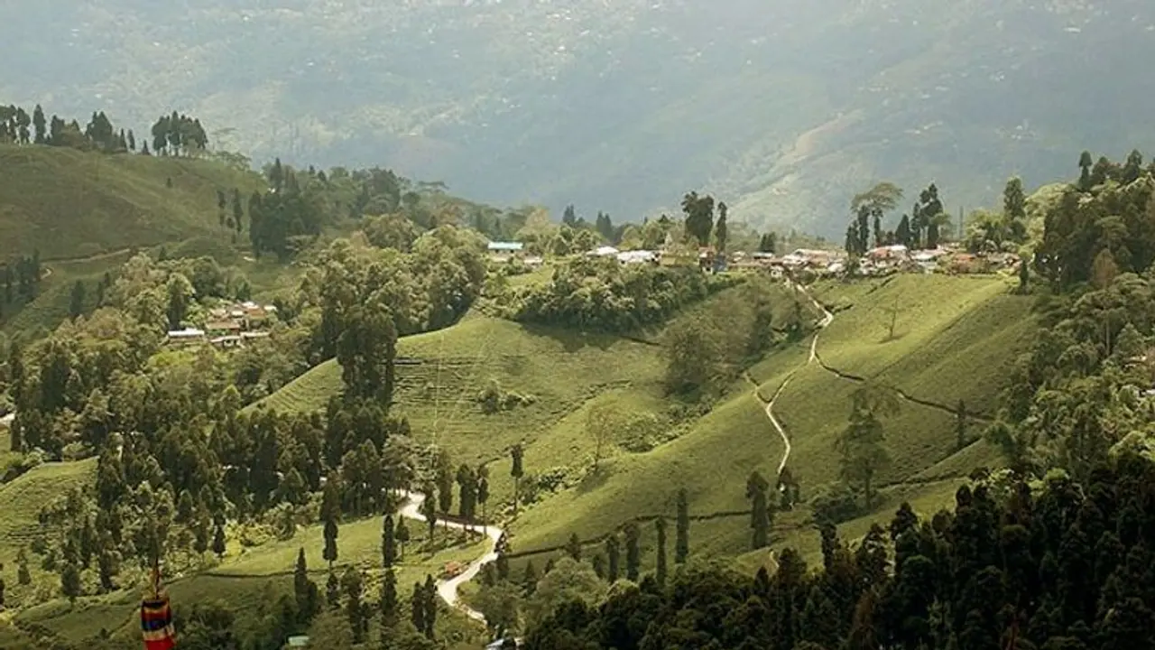 ঘুরে আসুন ইতিহাসের গন্ধমাখা ব্রিটিশ বাংলো, চা বাগান আর রঙিন অর্কিডের দেশ তাকদা ঘুরে আসুন ইতিহাসের গন্ধমাখা ব্রিটিশ বাংলো, চা বাগান আর রঙিন অর্কিডের দেশ তাকদা