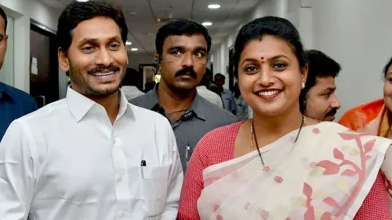 జగన్ అన్న ఆ మాటకు రోజా ఫిదా.. ఆయనే నా గాడ్ ఫాదర్.. మనసులో మాట చెప్పిన ఎమ్మెల్యే.. జగన్ అన్న ఆ మాటకు రోజా ఫిదా.. ఆయనే నా గాడ్ ఫాదర్.. మనసులో మాట చెప్పిన ఎమ్మెల్యే..