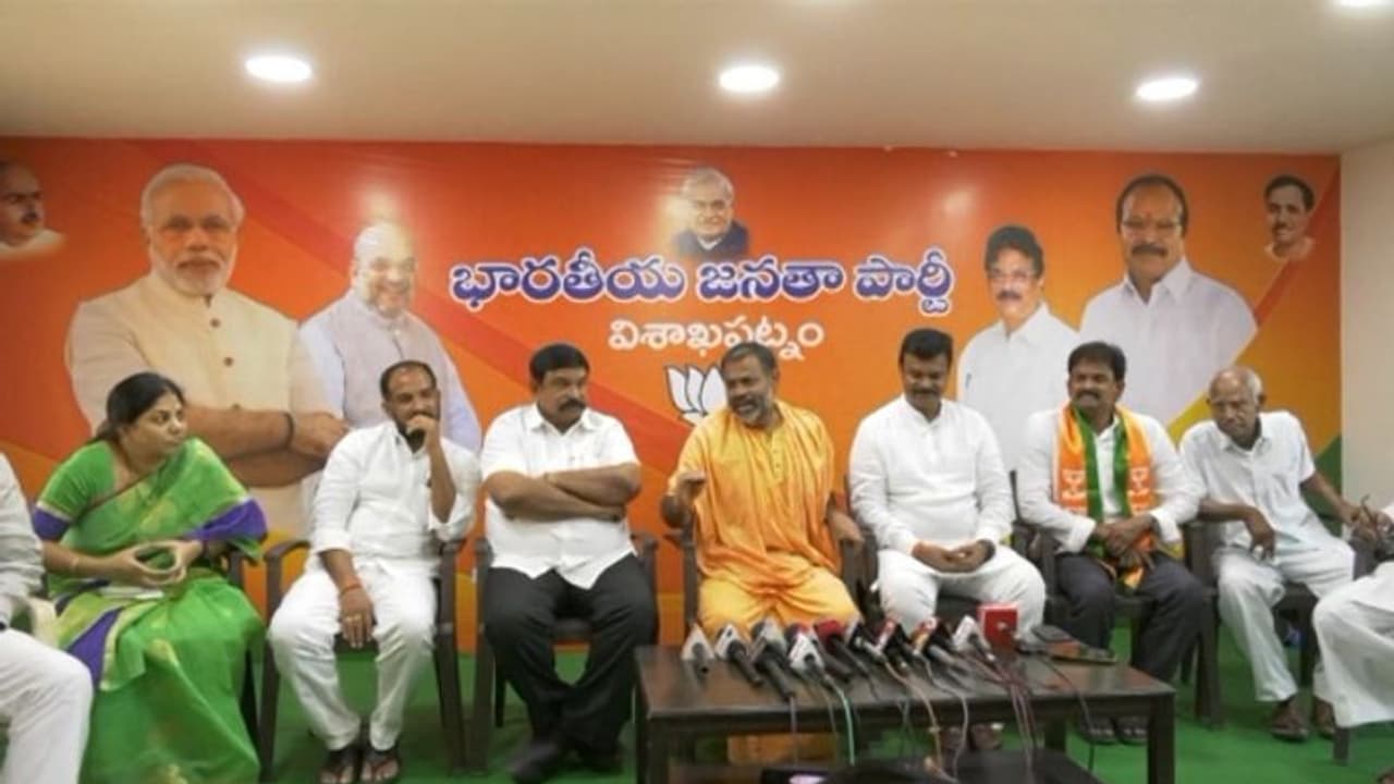 సింహాచలం భూముల్లో చర్చీల నిర్మాణం...లెక్కతేలాలి: పరిపూర్ణానంద సంచలనం సింహాచలం భూముల్లో చర్చీల నిర్మాణం...లెక్కతేలాలి: పరిపూర్ణానంద సంచలనం