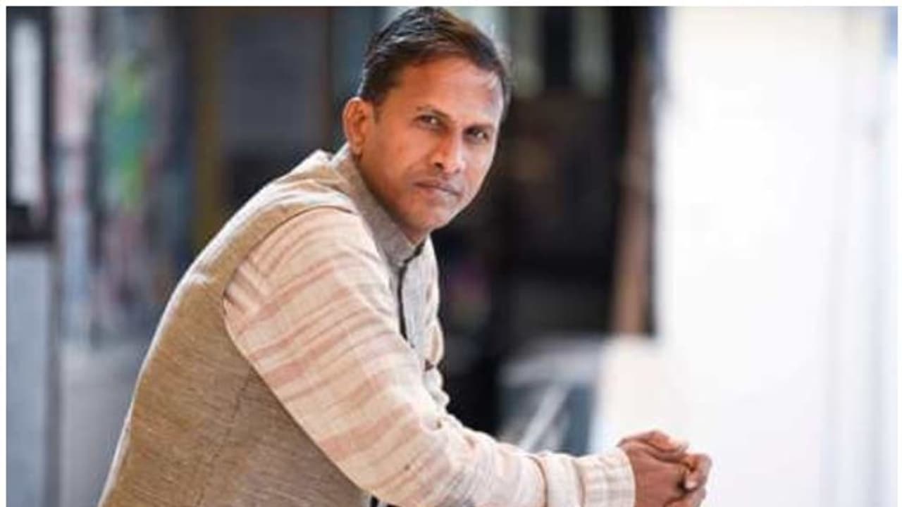 കൊടുംകുറ്റവാളിയിൽനിന്ന് തികഞ്ഞ ഗാന്ധിയനിലേക്ക്; ഗുണ്ടയുടെ കഴുത്തില് കത്തിവെച്ച് തുടങ്ങിയ ജീവിതം മാറിയതിങ്ങനെ കൊടുംകുറ്റവാളിയിൽനിന്ന് തികഞ്ഞ ഗാന്ധിയനിലേക്ക്; ഗുണ്ടയുടെ കഴുത്തില് കത്തിവെച്ച് തുടങ്ങിയ ജീവിതം മാറിയതിങ്ങനെ