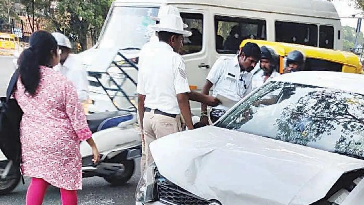 ಕಾರು ಅಪಘಾತ: ರಸ್ತೆ ಮಧ್ಯೆ ವಿದ್ಯಾರ್ಥಿಗಳ ಹೊಡೆದಾಟ! ಕಾರು ಅಪಘಾತ: ರಸ್ತೆ ಮಧ್ಯೆ ವಿದ್ಯಾರ್ಥಿಗಳ ಹೊಡೆದಾಟ!