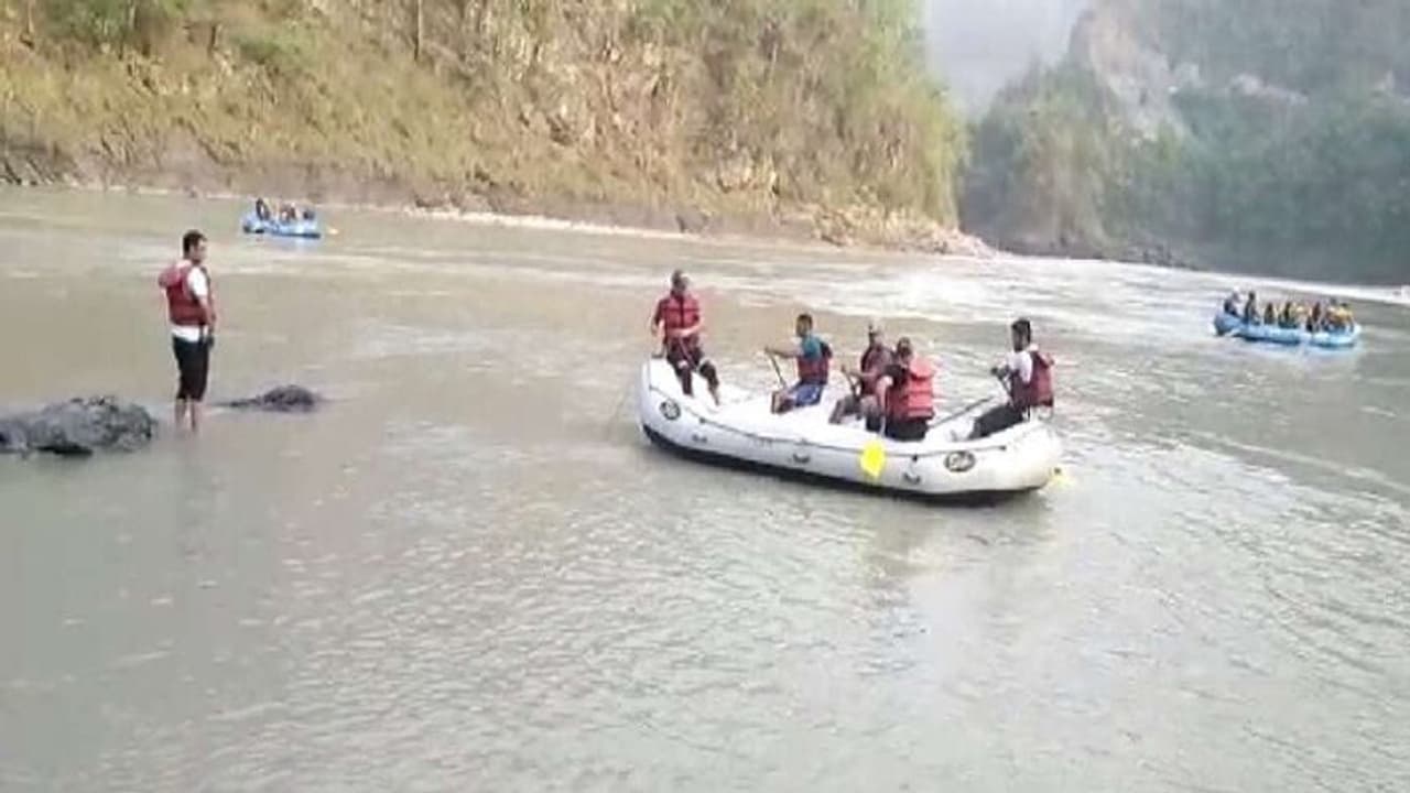 होली खेलने के बाद नहाने गए तीन दोस्त गंगा में डूबे, दूसरे दिन ऐसे हो रही तलाश होली खेलने के बाद नहाने गए तीन दोस्त गंगा में डूबे, दूसरे दिन ऐसे हो रही तलाश