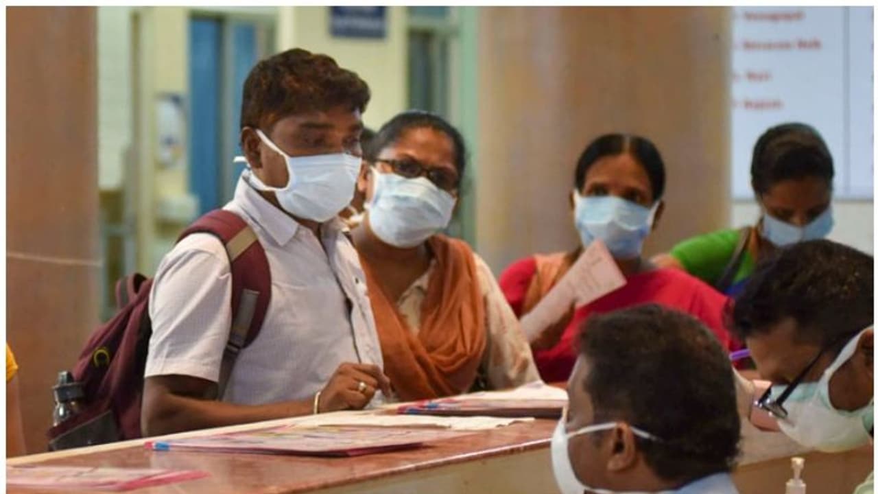 കൊവിഡ് രോഗിയെ പരിയാരം മെഡി. കോളേജിലേക്ക് മാറ്റി; കണ്ണൂരില് കൂടുതല് പേര് നിരീക്ഷണത്തില് കൊവിഡ് രോഗിയെ പരിയാരം മെഡി. കോളേജിലേക്ക് മാറ്റി; കണ്ണൂരില് കൂടുതല് പേര് നിരീക്ഷണത്തില്