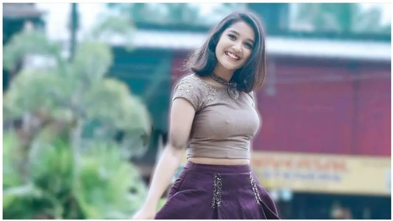 15 வயசிலேயே இப்படியா?... முன்னணி ஹீரோயின்களை கதறவிடும் அனிகா... வைரலாகும் போட்டோ....!