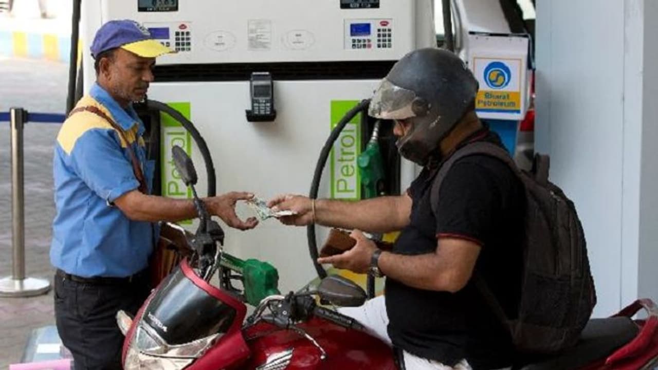 లాక్‌డౌన్ ఎఫెక్ట్: తగ్గిన పెట్రోల్, డీజిల్ అమ్మకాలు...కానీ వాటికి పెరిగిన డిమాండ్...