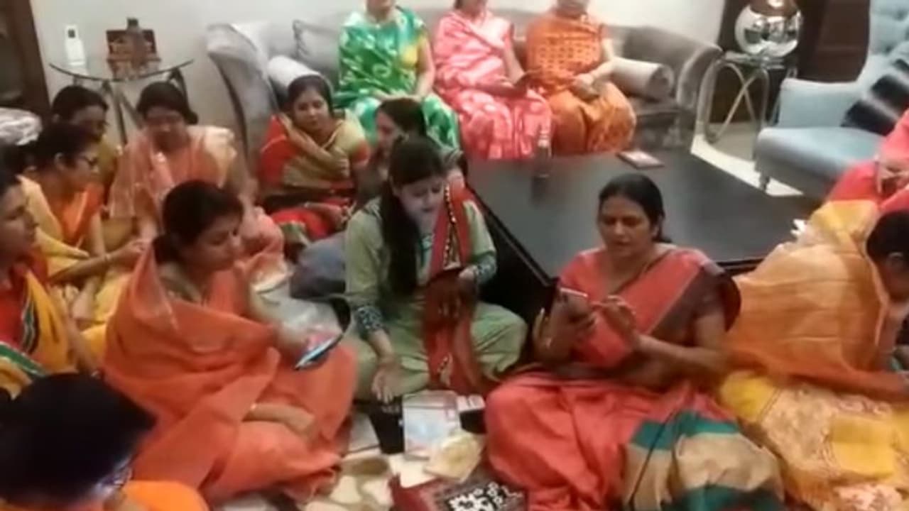 করোনামুক্ত ভারতের গান একদল মহিলার, ঝড়ের গতিতে ভাইরাল নেট দুনিয়ায় করোনামুক্ত ভারতের গান একদল মহিলার, ঝড়ের গতিতে ভাইরাল নেট দুনিয়ায়