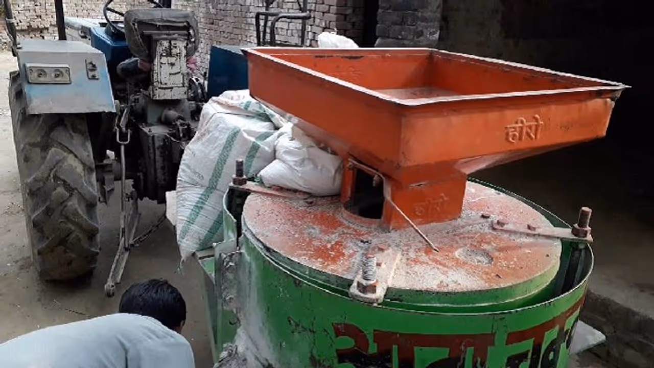 आटा चक्की फटी, 50 मीटर दूरी बैठी चार महिलाओं के पेट में घुसे पत्थर, एक की मौत तीन घायल आटा चक्की फटी, 50 मीटर दूरी बैठी चार महिलाओं के पेट में घुसे पत्थर, एक की मौत तीन घायल