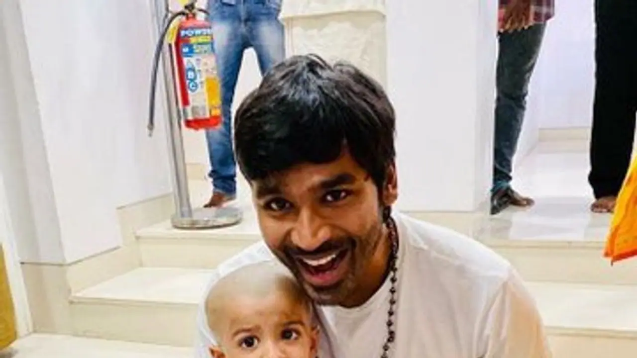 அக்கா மகளுக்கு மொட்டை... குடும்பத்துடன் சாமி தரிசனம்... நடிகர் தனுஷின் திருப்பதி விசிட் போட்டோஸ்...! அக்கா மகளுக்கு மொட்டை... குடும்பத்துடன் சாமி தரிசனம்... நடிகர் தனுஷின் திருப்பதி விசிட் போட்டோஸ்...!