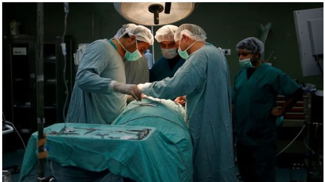 ഇറ്റലിയിൽ നിന്ന് കൊവിഡ് ബാധയുമായി യുകെയില്‍ തിരിച്ചെത്തിയ സർജൻ ഓപ്പറേഷൻ നടത്തിയത് ഒരാഴ്ചയോളം, ഗുരുതരമായ വീഴ്ച