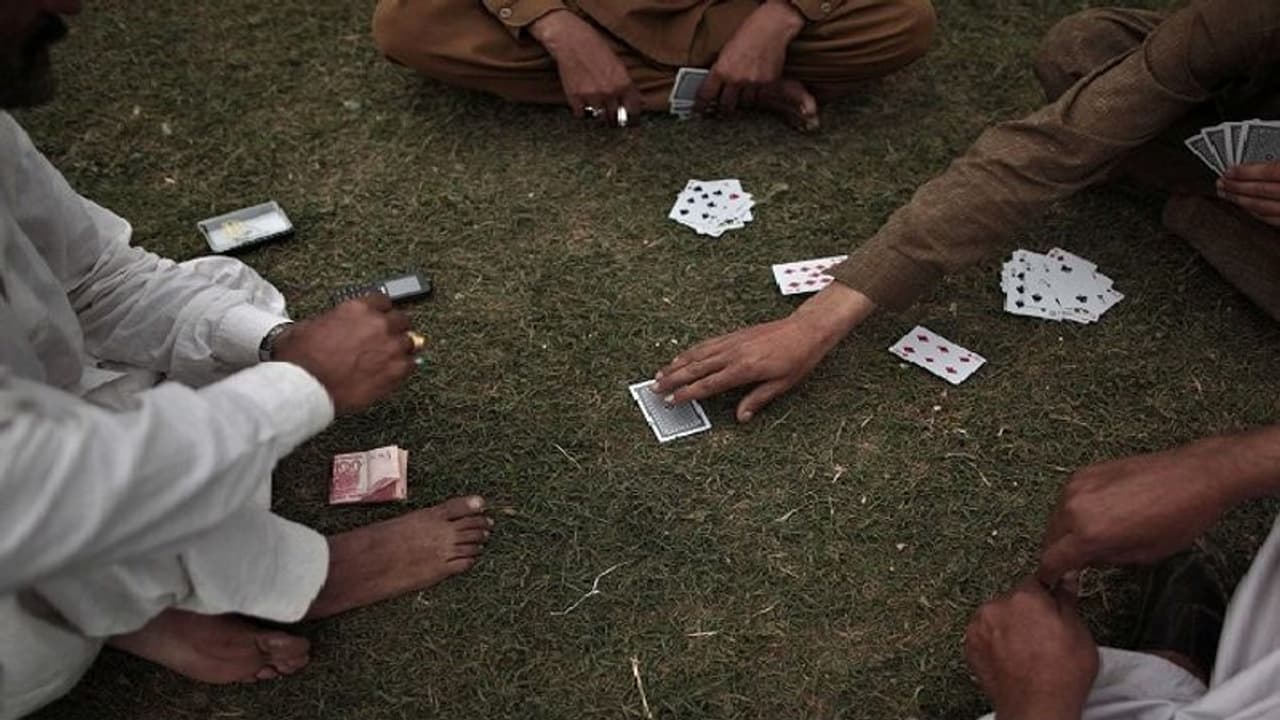 घर के सामने खेल रहे थे जुआ, रोका तो बेटे को पटक कर मार डाला, बाप को दी ये खौफनाक सजा घर के सामने खेल रहे थे जुआ, रोका तो बेटे को पटक कर मार डाला, बाप को दी ये खौफनाक सजा