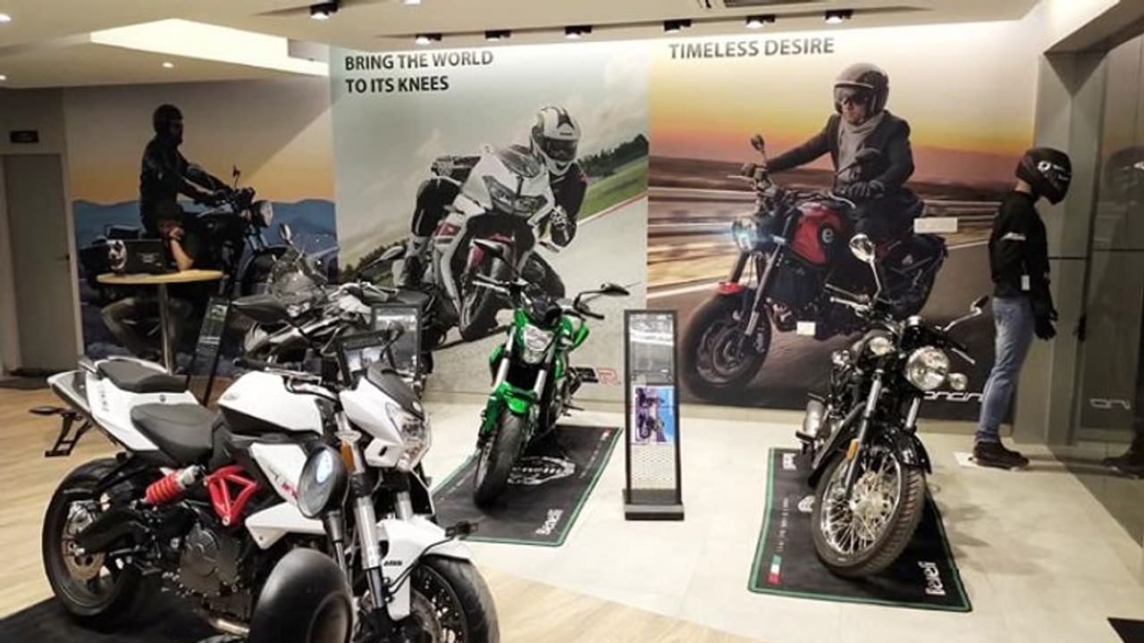 ఇటాలియన్ బైక్స్ బెనెల్లి ప్రత్యేకమైన షోరూం ఇప్పుడు మహబూబ్నగర్లో... ఇటాలియన్ బైక్స్ బెనెల్లి ప్రత్యేకమైన షోరూం ఇప్పుడు మహబూబ్నగర్లో...