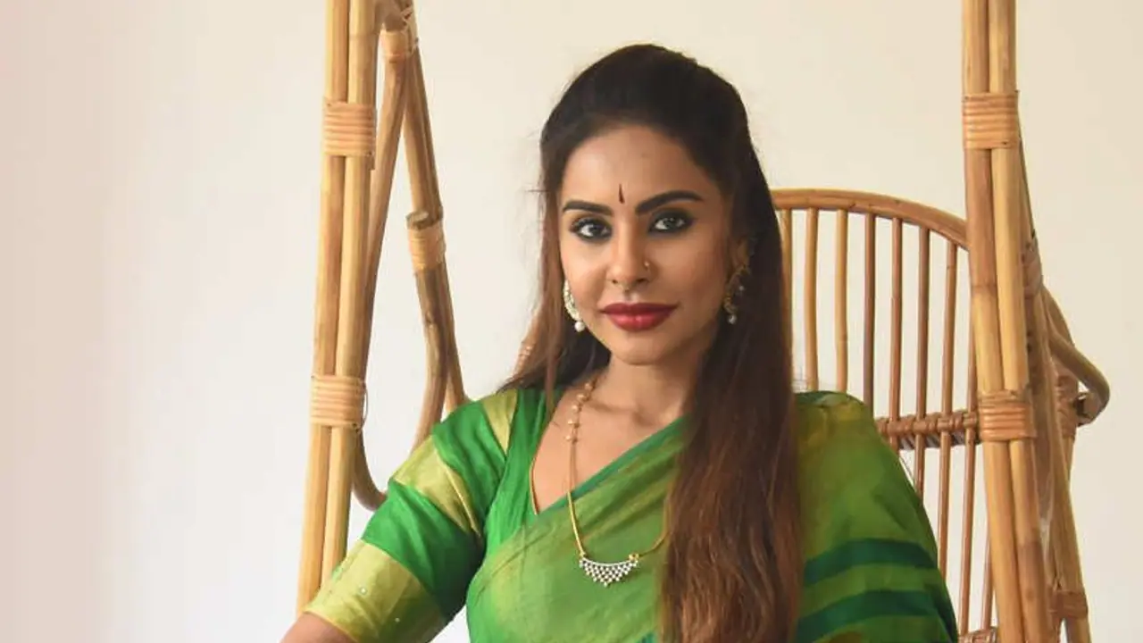 கச்சிதமாய் காஞ்சிபுர புடவை கட்டுவது எப்படி? சேலை கட்ட சொல்லிக்கொடுத்து ஸ்ரீரெட்டி! வைரலாகும் வீடியோ... கச்சிதமாய் காஞ்சிபுர புடவை கட்டுவது எப்படி? சேலை கட்ட சொல்லிக்கொடுத்து ஸ்ரீரெட்டி! வைரலாகும் வீடியோ...