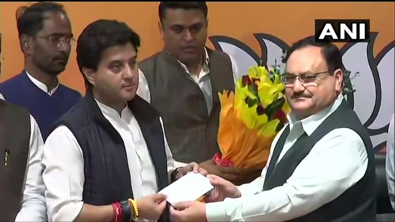 হাত ছেড়ে পদ্মে যোগ দিয়েই পুরস্কৃত সিন্ধিয়া, সমস্যায় তাঁর অনুগামী বিধায়করা হাত ছেড়ে পদ্মে যোগ দিয়েই পুরস্কৃত সিন্ধিয়া, সমস্যায় তাঁর অনুগামী বিধায়করা