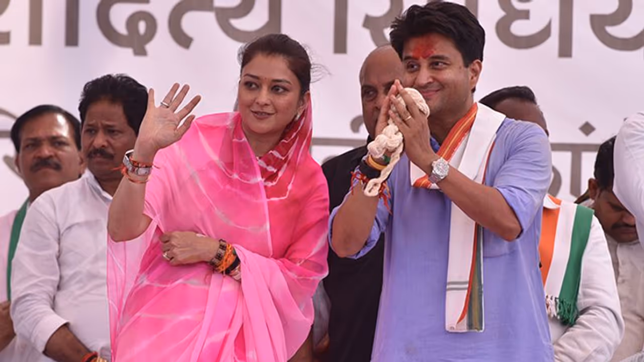 திருமண வரவேற்பில் ம.பி. காங்கிரஸுக்கு முடிவுரை எழுதிய பாஜக...! திருமண வரவேற்பில் ம.பி. காங்கிரஸுக்கு முடிவுரை எழுதிய பாஜக...!