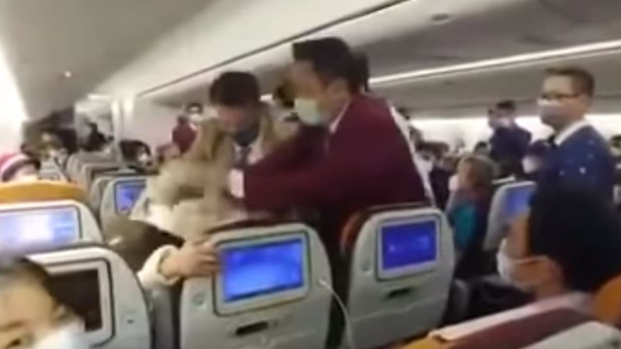 ചൈനക്കാരിയായ യാത്രക്കാരി ചുമച്ചു; തായ് വിമാനത്തില് സംഭവിച്ചത് വീഡിയോ ചൈനക്കാരിയായ യാത്രക്കാരി ചുമച്ചു; തായ് വിമാനത്തില് സംഭവിച്ചത് വീഡിയോ