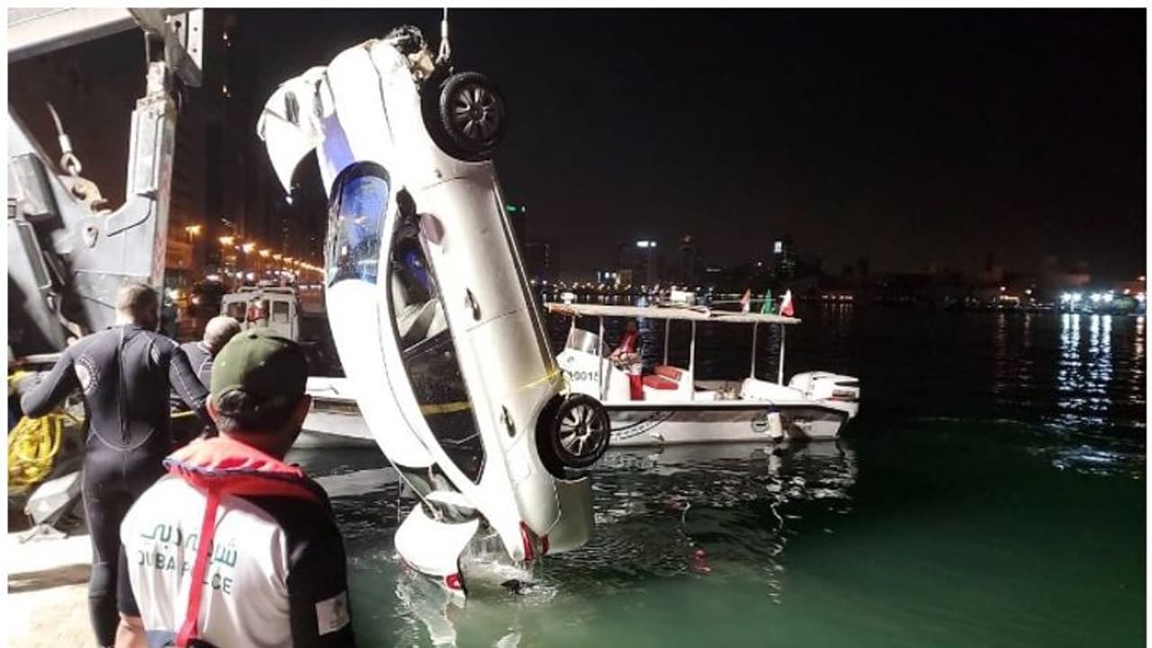 ദുബായ് ക്രീക്കില്‍ കാര്‍ മറിഞ്ഞ് അപകടം; ഡ്രൈവര്‍ അത്ഭുതകരമായി രക്ഷപെട്ടു