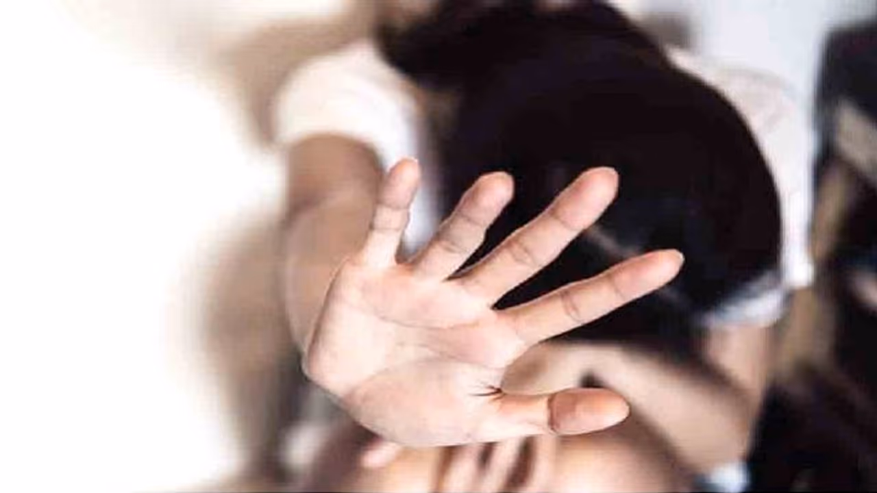 ஓடும் டெம்போவிற்குள் மாறி மாறி விடிய விடிய இளம்பெண் வெறி தீர பலாத்காரம்.. கணவரை பிரிந்ததால் விபரீதம்..! ஓடும் டெம்போவிற்குள் மாறி மாறி விடிய விடிய இளம்பெண் வெறி தீர பலாத்காரம்.. கணவரை பிரிந்ததால் விபரீதம்..!