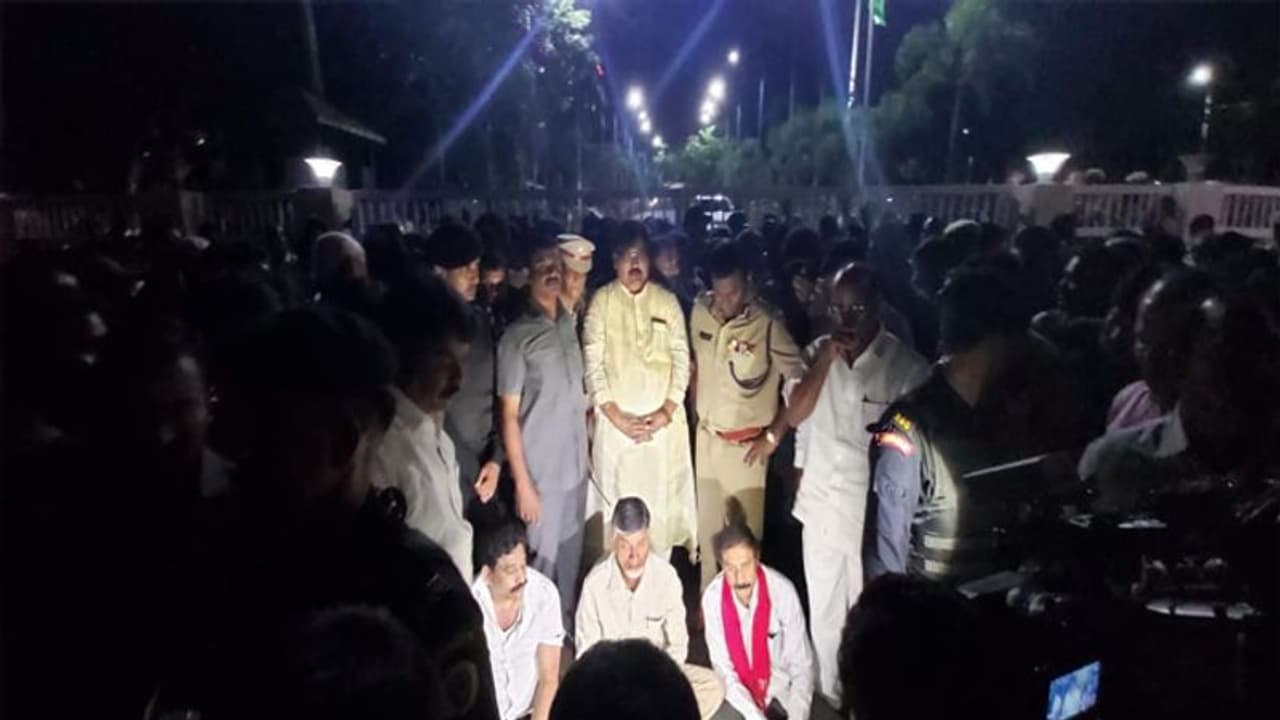 మాచర్లలో బొండా, బుద్దాలపై దాడి: డీజీపీ కార్యాలయం ముందు బాబు ధర్నా మాచర్లలో బొండా, బుద్దాలపై దాడి: డీజీపీ కార్యాలయం ముందు బాబు ధర్నా